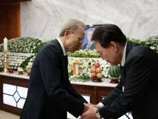 尹大統領、李明博元大統領と夫婦同伴での晩餐…就任後初の公式会合＝韓国報道