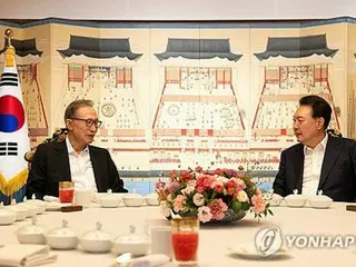 尹大統領が李元大統領招き夕食会　政局巡り意見交換