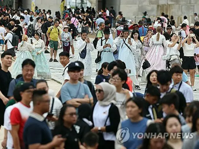 朝鮮王朝時代の宮殿、景福宮を訪れた観光客（資料写真）＝（聯合ニュース）