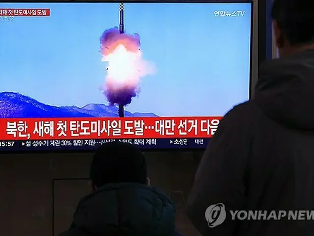 北朝鮮の弾道ミサイル発射を報じるニュースの映像（資料写真）＝（聯合ニュース）