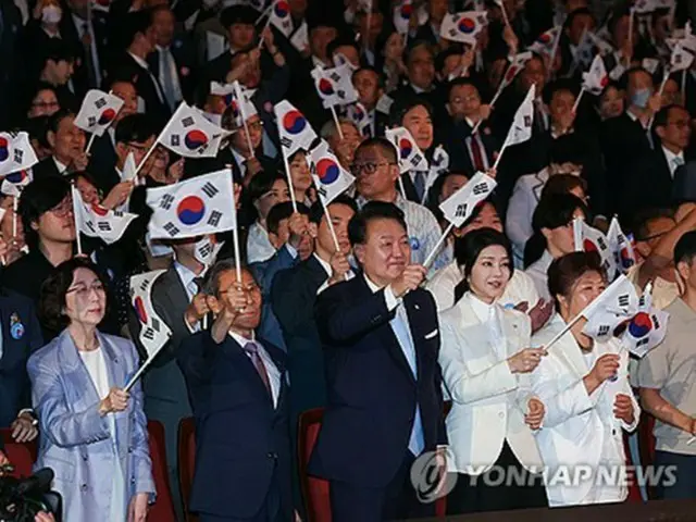 政府主催の式典に出席した尹大統領（右から３人目）＝１５日、ソウル（聯合ニュース）