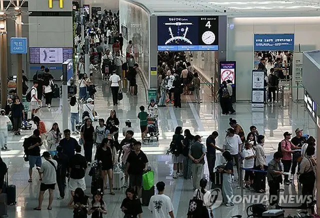 混雑する８月５日の仁川空港の様子＝（聯合ニュース）