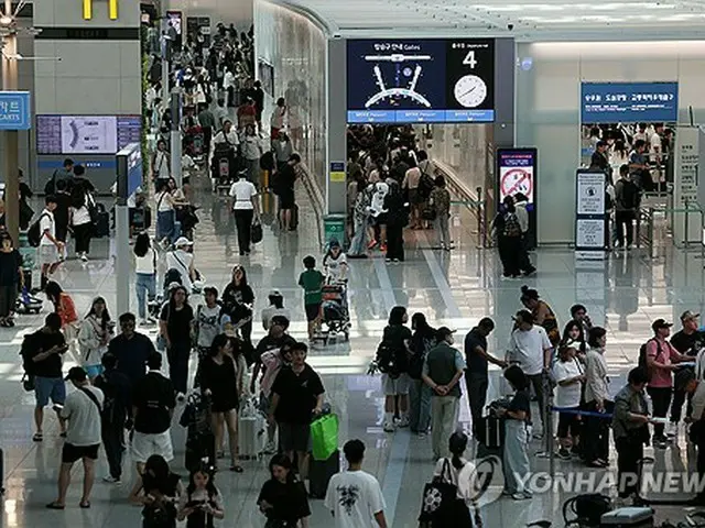 混雑する８月５日の仁川空港の様子＝（聯合ニュース）