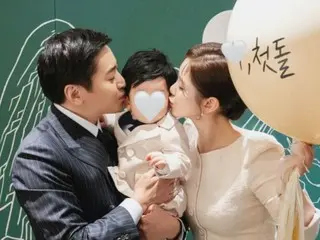 エリック（SHINHWA）＆女優ナ・ヘミ夫婦、息子の初誕生日のお祝いに“チュー”…幸せあふれる1カット