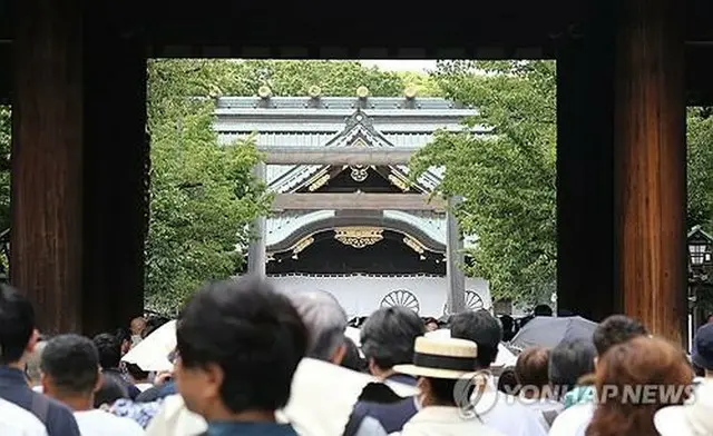 靖国神社を参拝する人たち＝１５日、東京（聯合ニュース）