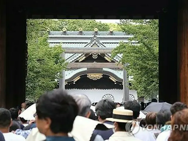 靖国神社を参拝する人たち＝１５日、東京（聯合ニュース）