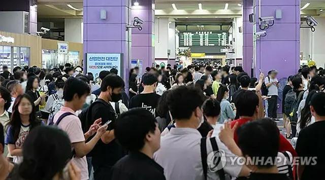 南東部・大邱の東大邱駅。脱線事故の影響で遅れが生じ、列車を待つ乗客で混雑した＝１８日、大邱（聯合ニュース）