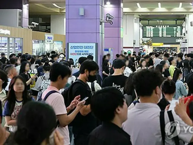 南東部・大邱の東大邱駅。脱線事故の影響で遅れが生じ、列車を待つ乗客で混雑した＝１８日、大邱（聯合ニュース）