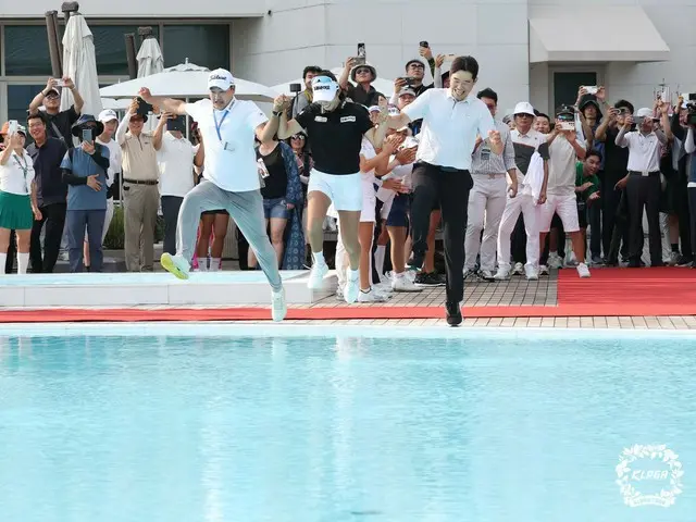 優勝セレモニーでプールに飛び込むペ・ソヒョン（写真：KLPGA）