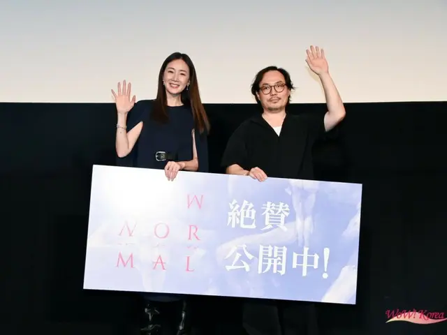 映画『ニューノーマル』の初日記念プレミアムイベントに登壇した、チェ・ジウとチョン・ボムシク監督