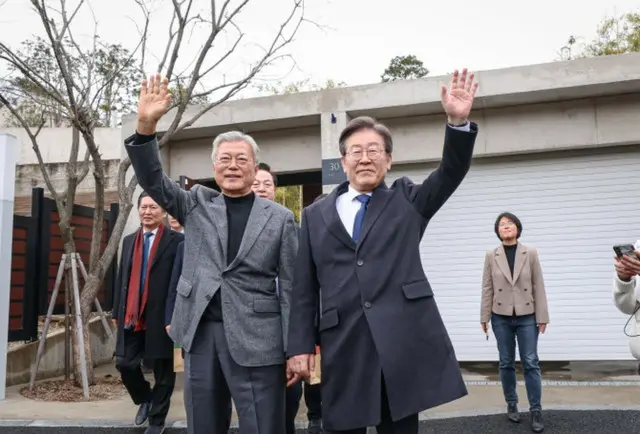 2月4日、文前大統領と共に支持者たちに挨拶する共に民主党の李在明代表（写真＝共に民主党提供）