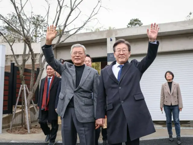 2月4日、文前大統領と共に支持者たちに挨拶する共に民主党の李在明代表（写真＝共に民主党提供）