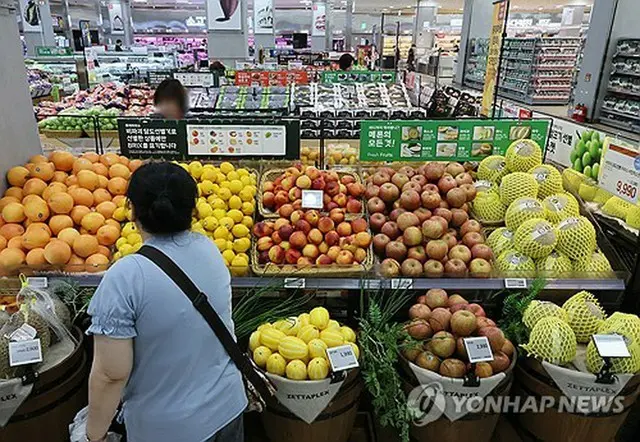 ソウル市内の大型スーパーに並ぶ果物＝（聯合ニュース）