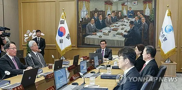 韓国銀行（中央銀行）の金融通貨委員会の模様（写真共同取材団）＝（聯合ニュース）