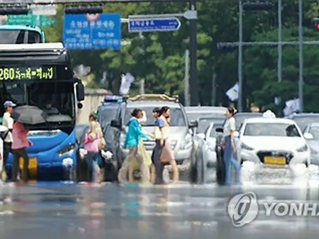 強い日差しが照りつけ、かげろうが立ちのぼるソウル市内の道路＝（聯合ニュース）