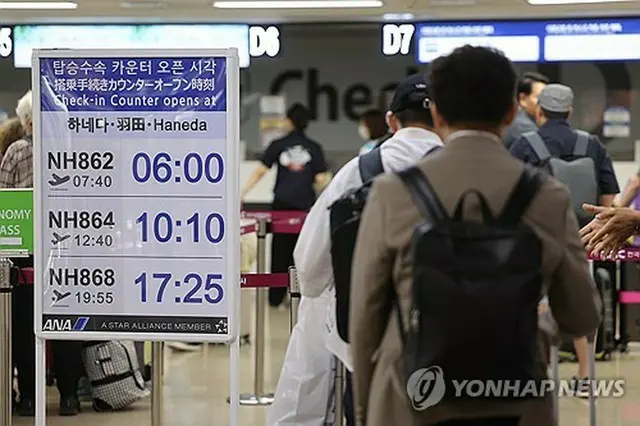 空港のチェックインカウンター前で列を作る搭乗客（資料写真）＝（聯合ニュース）