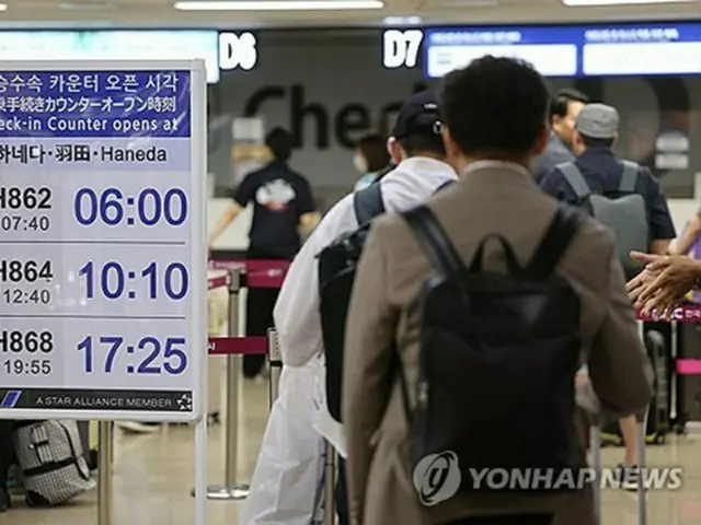 空港のチェックインカウンター前で列を作る搭乗客（資料写真）＝（聯合ニュース）