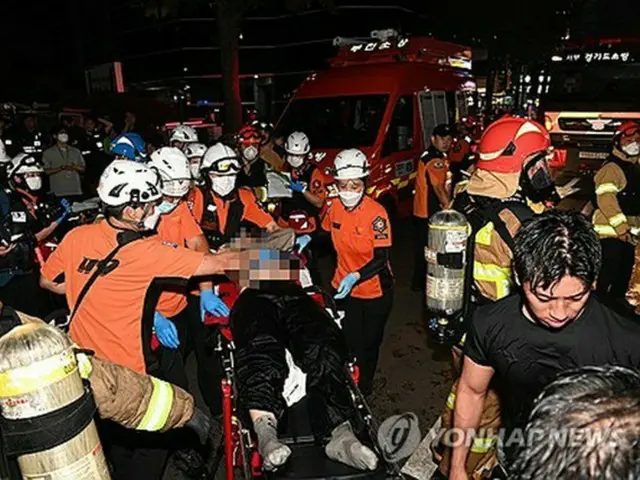 負傷者を搬送する消防隊員（富川市提供）＝（聯合ニュース）