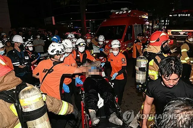 負傷者を搬送する消防隊員（富川市提供）＝（聯合ニュース）