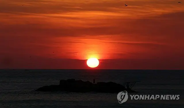 北東部・江原道の鏡浦海水浴場から望む日の出＝２３日、江陵（聯合ニュース）