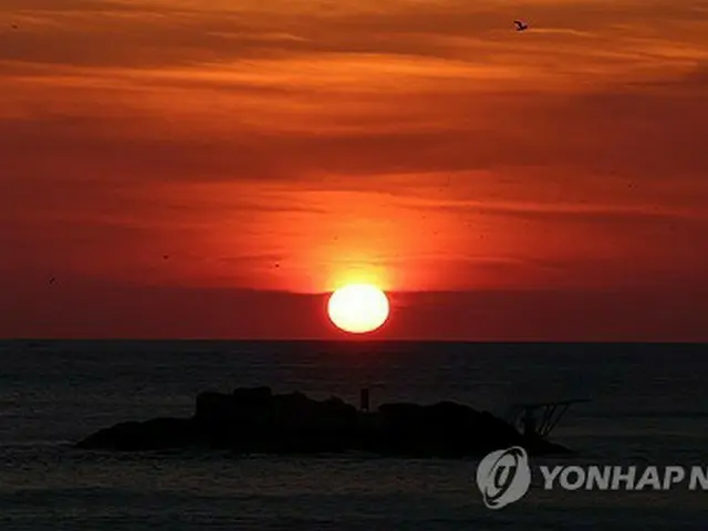 北東部・江原道の鏡浦海水浴場から望む日の出＝２３日、江陵（聯合ニュース）