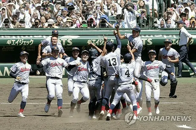 優勝を喜ぶ京都国際の選手たち＝（共同＝聯合ニュース）≪転載・転用禁止≫