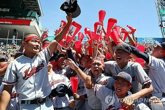 第１０６回全国高校野球選手権大会は２３日、兵庫県の阪神甲子園球場で決勝があり、韓国系の民族学校を前身とする京都国際（京都）が延長タイブレークの末、関東第一（東東京）を２－１で破り、初優勝を果たした。スタンドで喜びを爆発させる同校生徒たち＝（聯合ニュース）