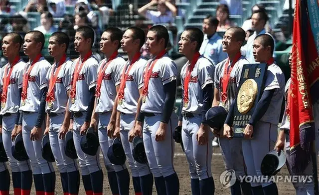 第１０６回全国高校野球選手権大会は２３日、兵庫県の阪神甲子園球場で決勝があり、韓国系の民族学校を前身とする京都国際（京都）が延長タイブレークの末、関東第一（東東京）を２－１で破り、初優勝を果たした。優勝のメダルを授与された選手たち＝（聯合ニュース）