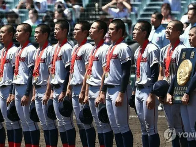 第１０６回全国高校野球選手権大会は２３日、兵庫県の阪神甲子園球場で決勝があり、韓国系の民族学校を前身とする京都国際（京都）が延長タイブレークの末、関東第一（東東京）を２－１で破り、初優勝を果たした。優勝のメダルを授与された選手たち＝（聯合ニュース）