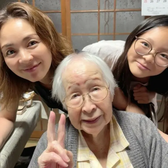 モデルSHIHO＆サランちゃん親子、98歳の祖父母に会う…「健康になっていて安心」