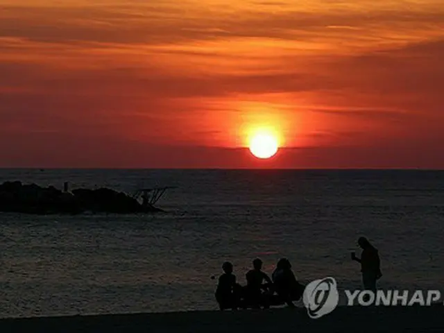 韓国北東部、江原道・江陵の鏡浦海水浴場から望む日の出＝２３日、江陵（聯合ニュース）