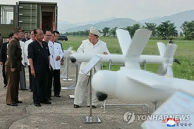 無人攻撃機の性能試験を視察する金正恩氏（中央）＝（朝鮮中央通信＝聯合ニュース）≪転載・転用禁止≫