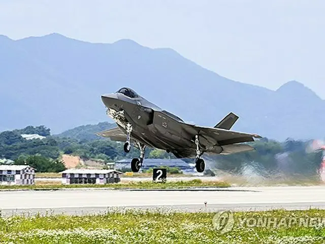 離陸する韓国空軍のＦ３５Ａ（空軍提供）＝（聯合ニュース）≪転載・転用禁止≫