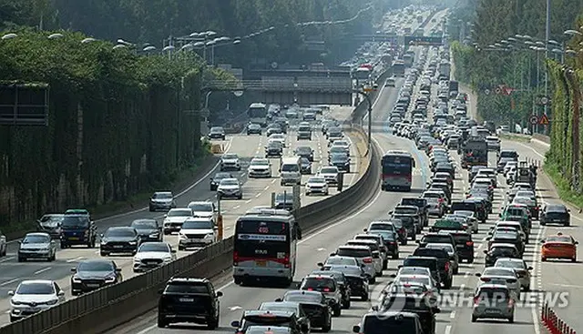 帰省ラッシュで渋滞する高速道路（資料写真）＝（聯合ニュース）