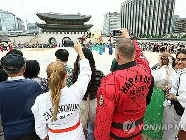 ソウルにある朝鮮王朝時代の宮殿、景福宮を訪れた外国人観光客ら（資料写真）＝（聯合ニュース）