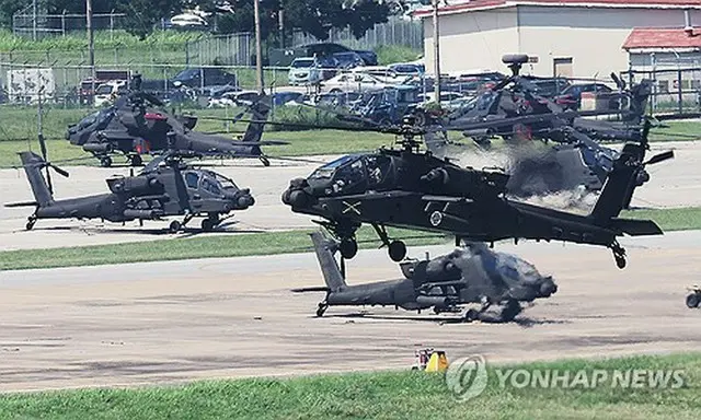 演習初日の１９日にソウル南方、平沢の米軍基地キャンプ・ハンフリーを離陸する攻撃ヘリ「アパッチ」＝（聯合ニュース）