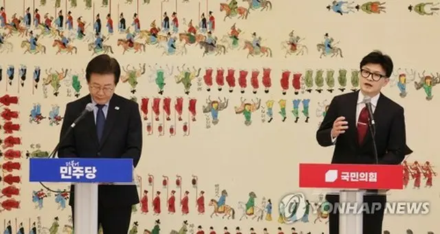 韓国保守系与党「国民の力」の韓東勲（ハン・ドンフン）代表（右）と革新系最大野党「共に民主党」の李在明（イ・ジェミョン）代表が国会で会談した。会談の冒頭を公開した両氏＝１日、ソウル（聯合ニュース）