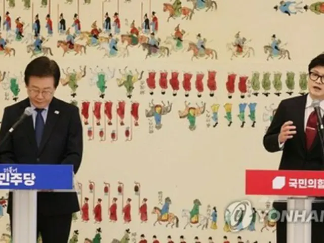 韓国保守系与党「国民の力」の韓東勲（ハン・ドンフン）代表（右）と革新系最大野党「共に民主党」の李在明（イ・ジェミョン）代表が国会で会談した。会談の冒頭を公開した両氏＝１日、ソウル（聯合ニュース）