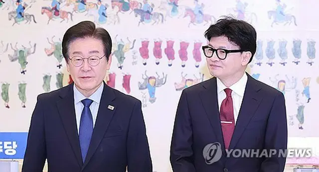 韓国保守系与党「国民の力」の韓東勲（ハン・ドンフン）代表（右）と革新系最大野党「共に民主党」の李在明（イ・ジェミョン）代表が国会で会談した＝１日、ソウル（聯合ニュース）