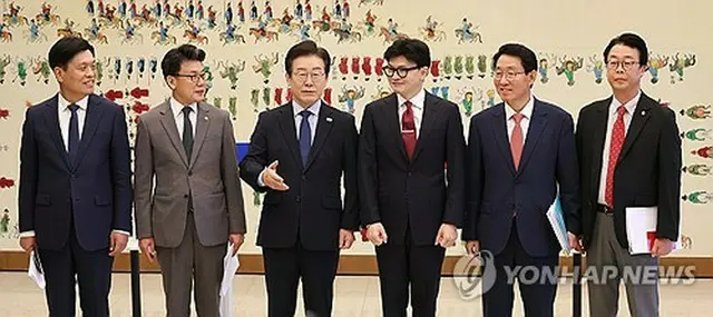 韓国保守系与党「国民の力」の韓東勲（ハン・ドンフン）代表（右から３人目）と革新系最大野党「共に民主党」の李在明（イ・ジェミョン）代表（同４人目）が国会で会談した＝１日、ソウル（聯合ニュース）