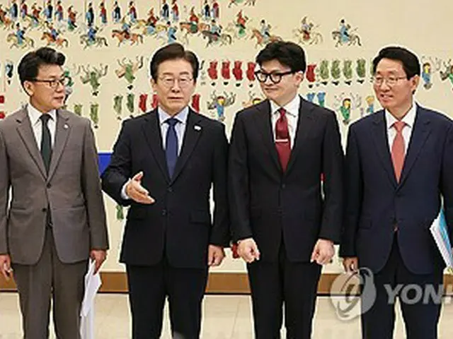 韓国保守系与党「国民の力」の韓東勲（ハン・ドンフン）代表（右から３人目）と革新系最大野党「共に民主党」の李在明（イ・ジェミョン）代表（同４人目）が国会で会談した＝１日、ソウル（聯合ニュース）