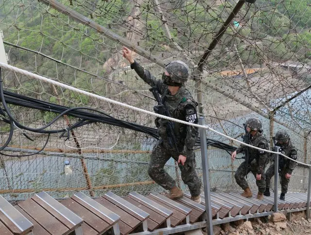 韓国軍、亡命者誘導に貢献した兵士に30日間の特別休暇