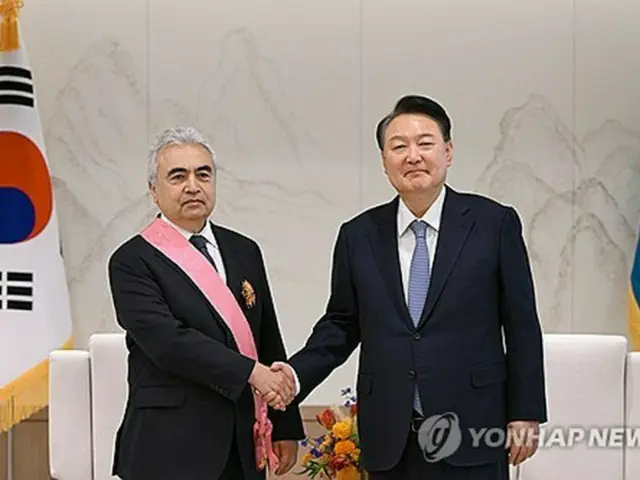 握手する尹大統領（右）とＩＥＡのビロル事務局長（大統領室提供）＝（聯合ニュース）≪転載・転用禁止≫