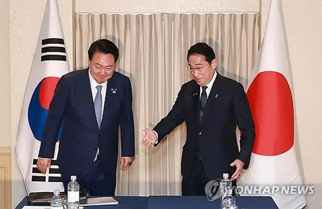 ７月１０日、米ワシントンで会談に臨む尹大統領（左）と岸田首相＝（聯合ニュース）