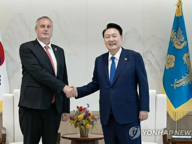 大統領室庁舎で会談した韓国の尹大統領（右）とチェコのポヤル国家安全保障担当補佐官（大統領室提供）＝（聯合ニュース）≪転載・転用禁止≫