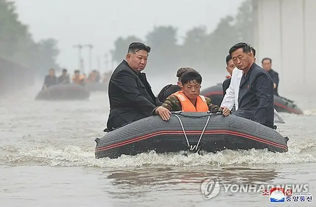 大雨による被災地を視察した金正恩氏（左）＝（朝鮮中央通信＝聯合ニュース）≪転載・転用禁止≫