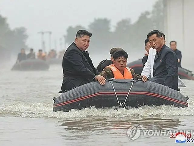 大雨による被災地を視察した金正恩氏（左）＝（朝鮮中央通信＝聯合ニュース）≪転載・転用禁止≫