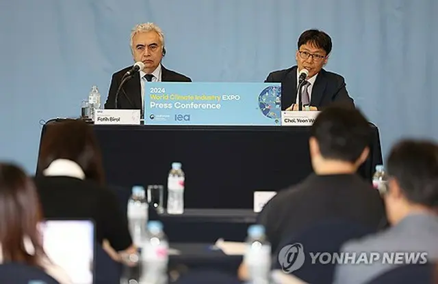 韓国産業通商資源部エネルギー政策室の崔然禹（チェ·ヨヌ）エネルギー政策官（右、資料写真）＝（聯合ニュース）