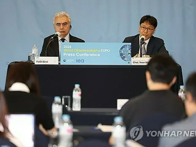 韓国産業通商資源部エネルギー政策室の崔然禹（チェ·ヨヌ）エネルギー政策官（右、資料写真）＝（聯合ニュース）