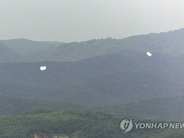 南北軍事境界線に近い京畿道・坡州の烏頭山統一展望台から眺めた北朝鮮地域の上空に風船が浮かんでいる＝５日、坡州（聯合ニュース）